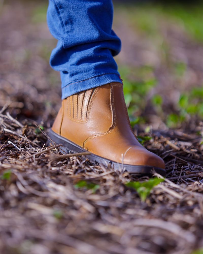 Bota de couro pisando na palhada
