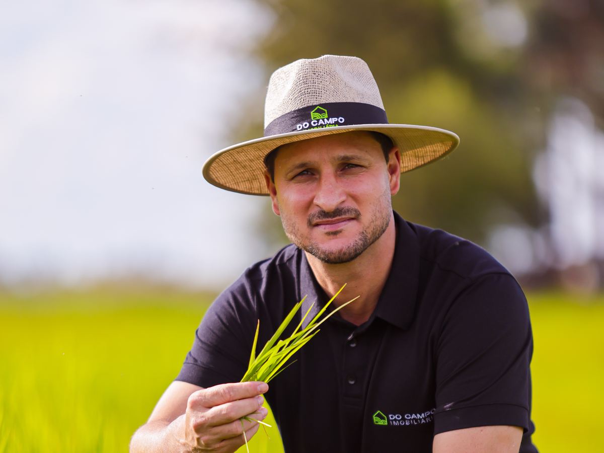 Luciano segurando folhas colhidas na lavoura