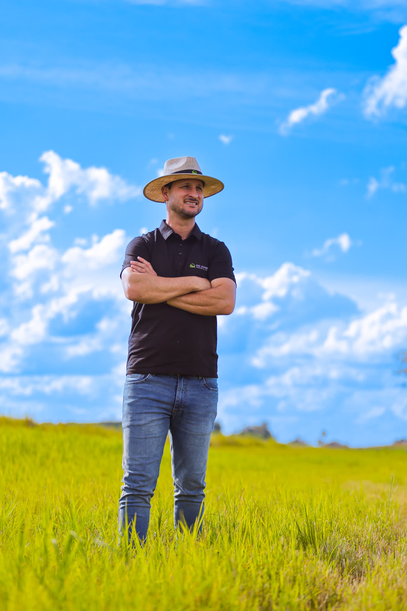 Luciano de chapéu na estrada de terra da fazenda